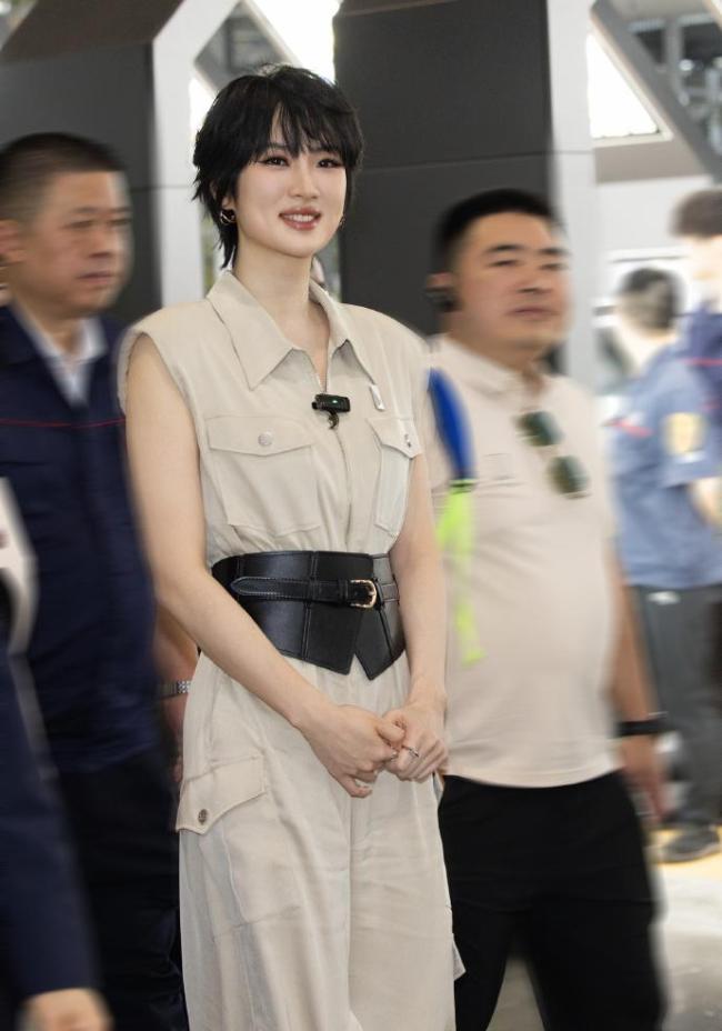姚安娜“520”戴工牌到车间工厂打工 体验生产线工作