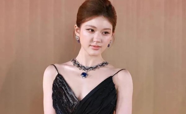 垒富配资 赵露思多次直播，内娱出现恶心一幕，被关酒店驱魔只是冰山一角