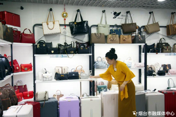 海会配资 品重烟台·村歌嘹亮|她是莱州村歌大赛的“破圈”黑马! 一起走进这位箱包店老板娘的“跨界人生”·····