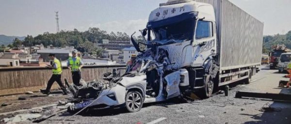 天载配资 货车司机疲劳驾驶追尾小客车致一家人4死2伤